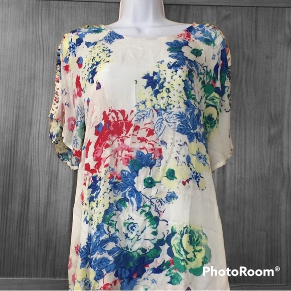 New White Floral Top with cutout sleeve details - Picture 3 of 12